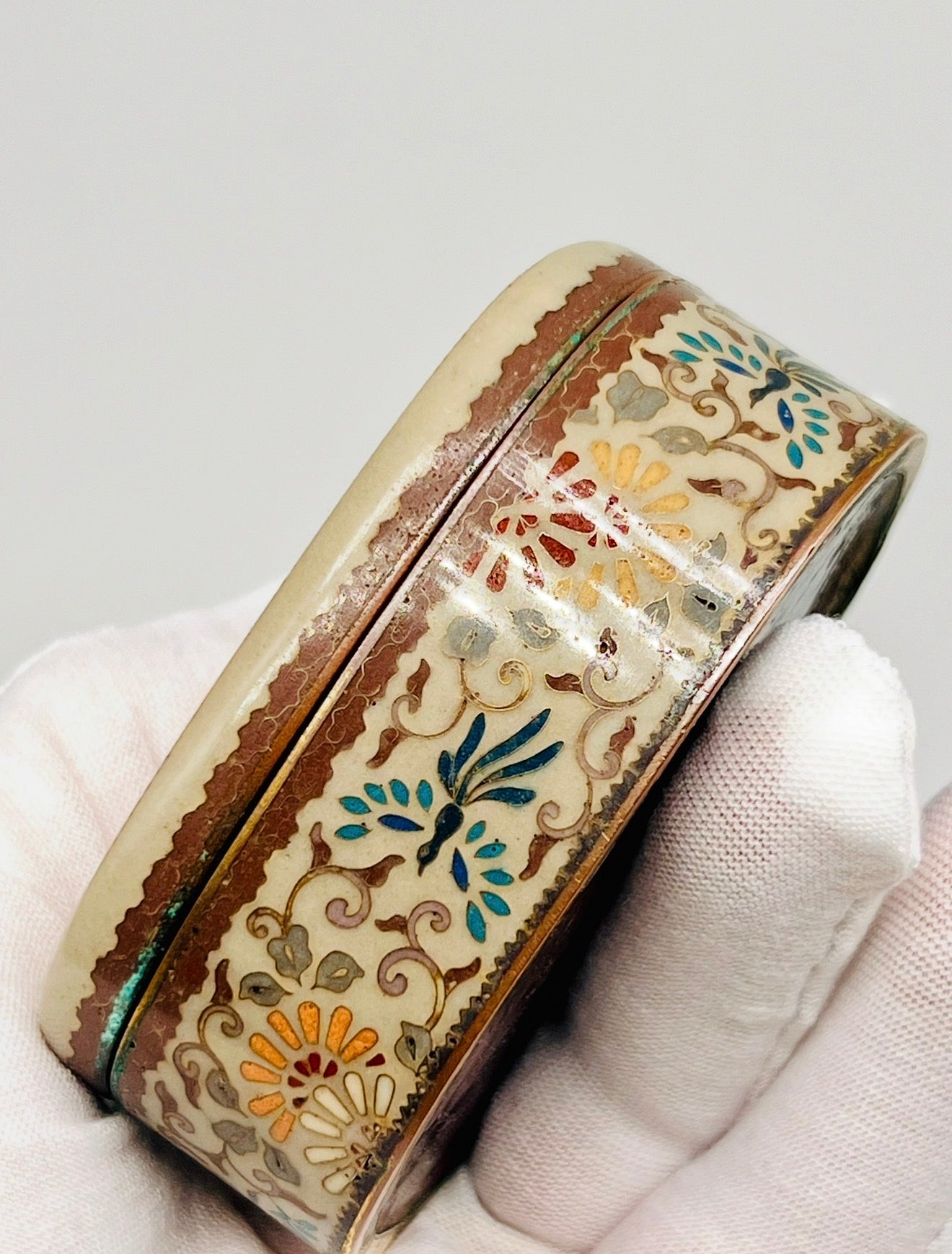 A Refined Kyoto School Cloisonné Enamel Kogo (Incense Box)
Late Meiji Period, in the Manner of Namikawa Yasuyuki