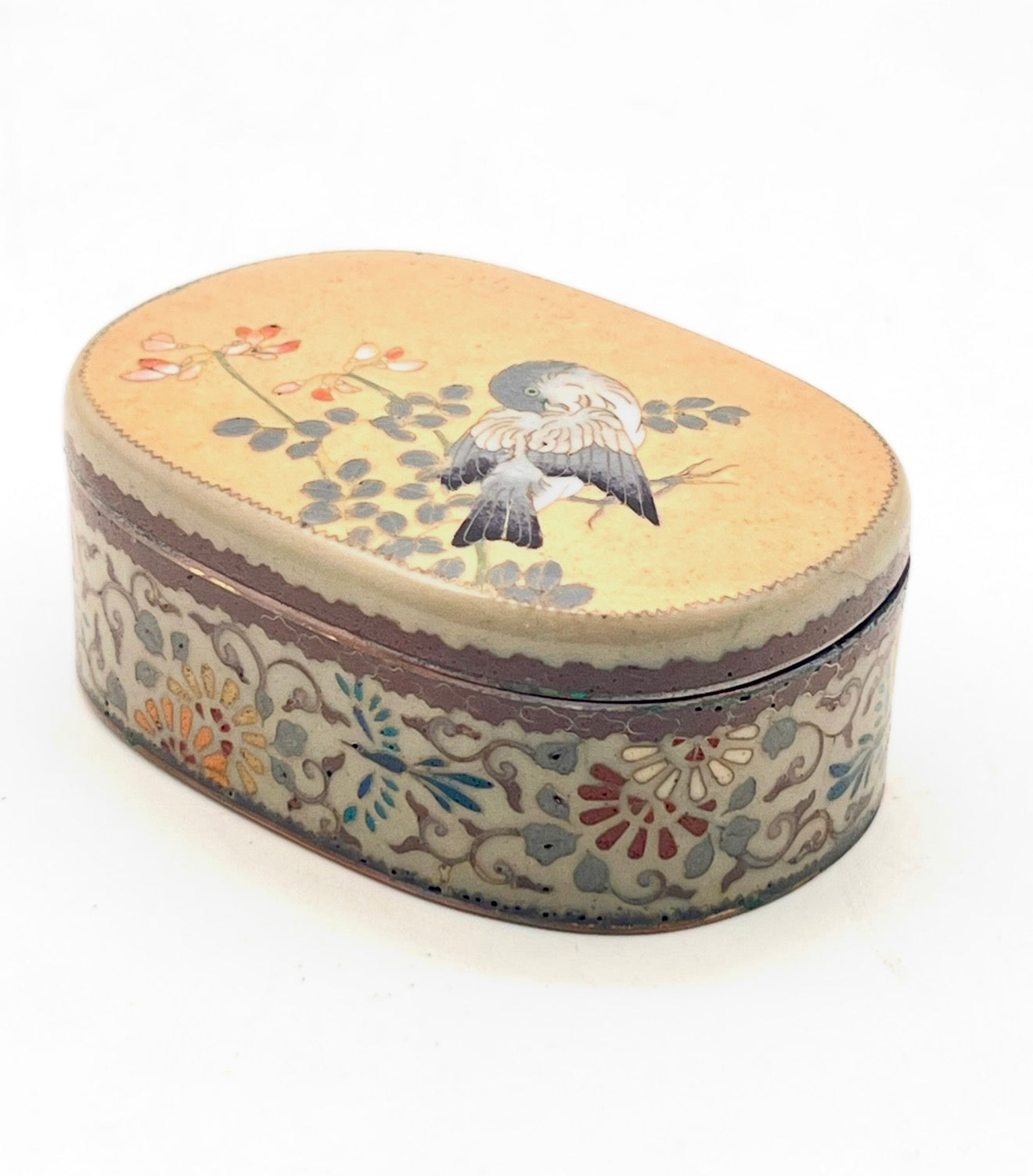 A Refined Kyoto School Cloisonné Enamel Kogo (Incense Box)
Late Meiji Period, in the Manner of Namikawa Yasuyuki
