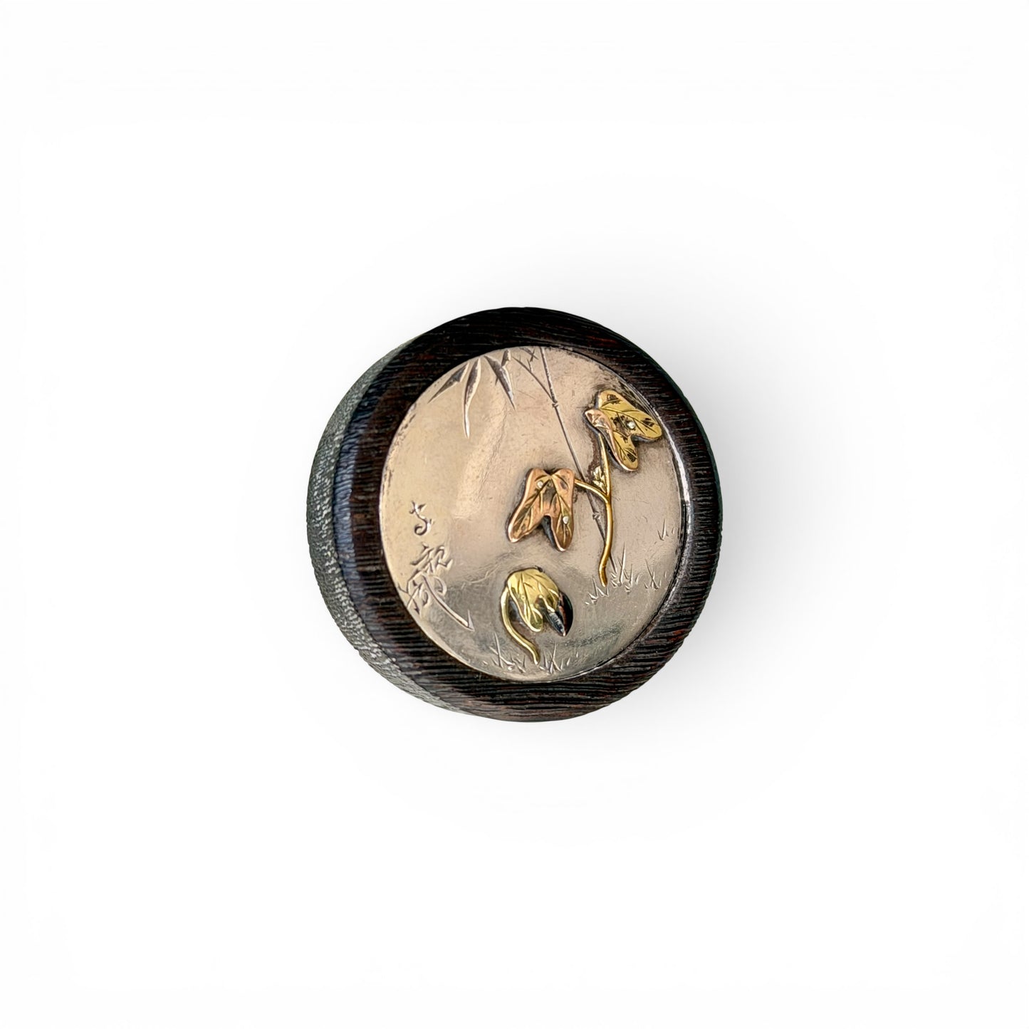 A Japanese Kagamibuta Netsuke with a Solid Silver Lid Decorated in Gold and Copper Takazōgan
Signed Toshichika (俊近)-Meiji period