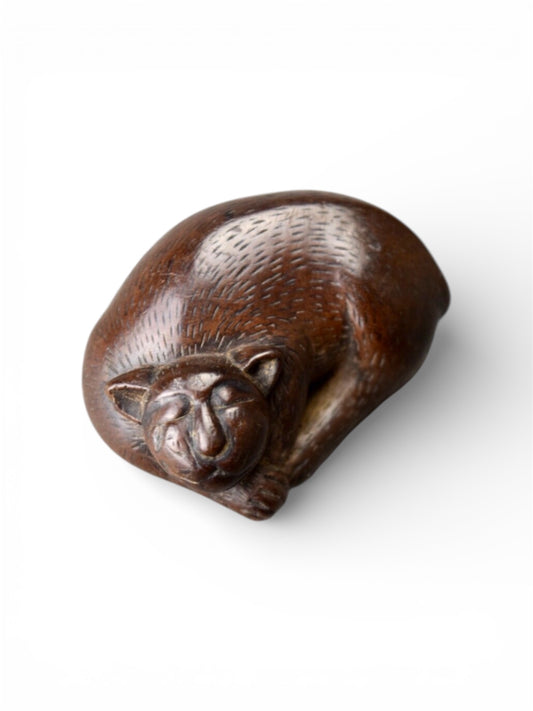 A Japanese wood netsuke of a sleeping cat, Edo period