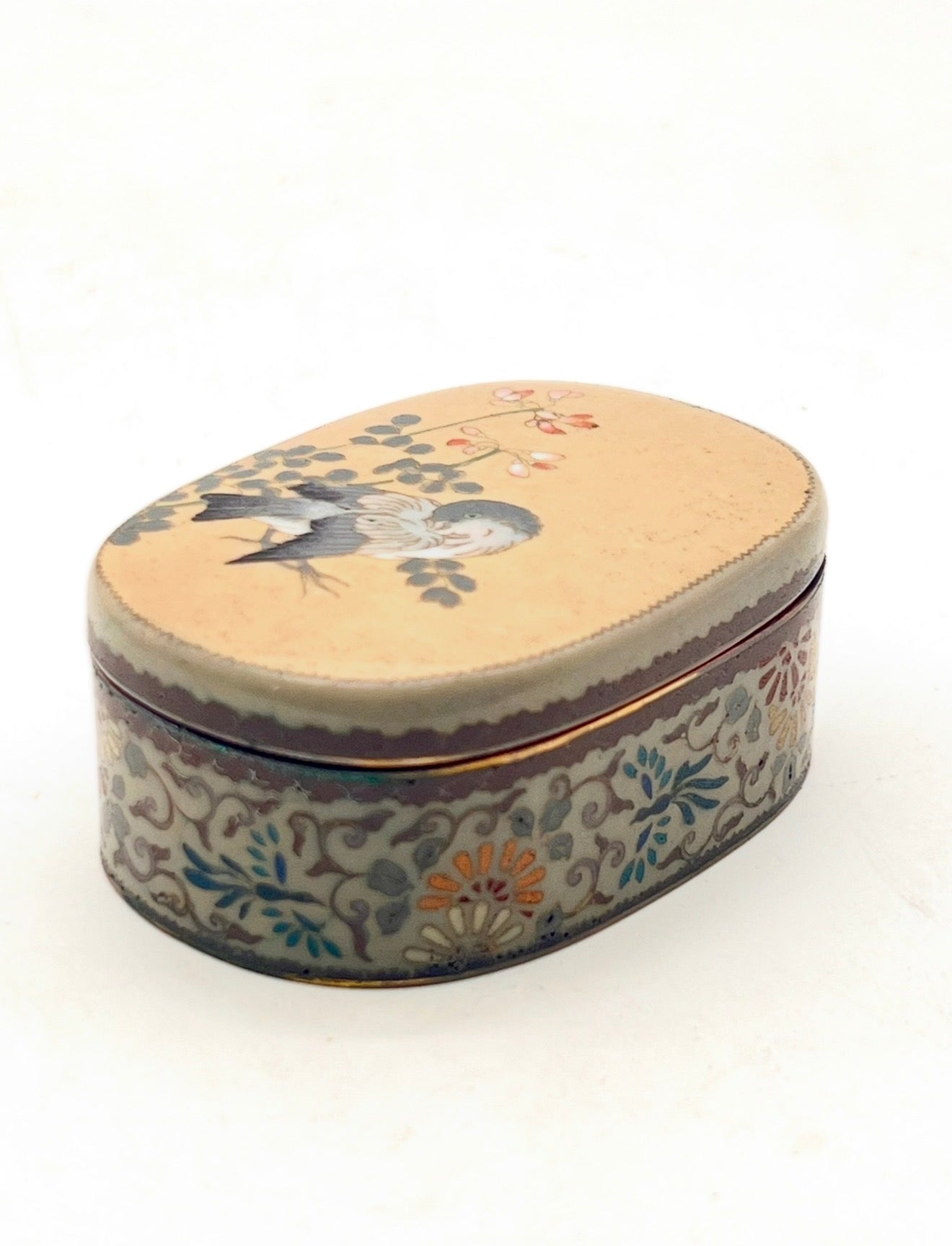 A Refined Kyoto School Cloisonné Enamel Kogo (Incense Box)
Late Meiji Period, in the Manner of Namikawa Yasuyuki