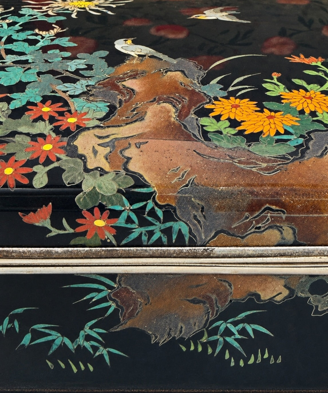 A fine Japanese cloisonné enamel box and cover, in the manner of Hayashi Kodenji

Meiji period (1868–1912)