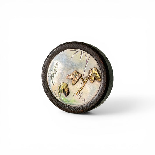 A Japanese Kagamibuta Netsuke with a Solid Silver Lid Decorated in Gold and Copper Takazōgan
Signed Toshichika (俊近)-Meiji period