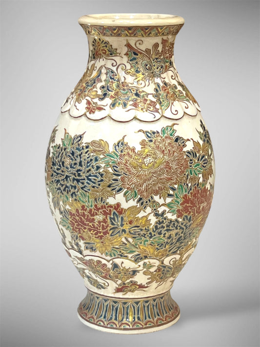 A Fine Imperial Japanese Satsuma Vase Signed Hyōkoseki-Meiji Period