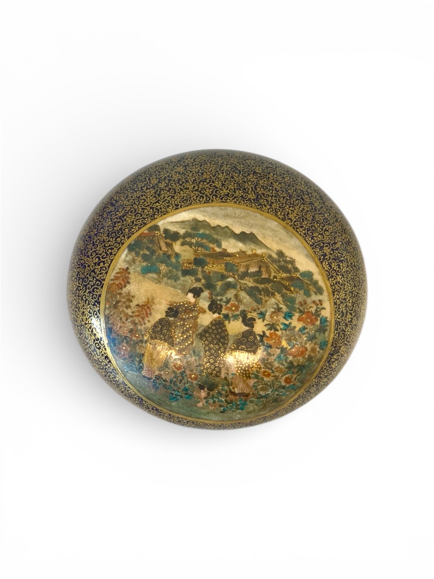 Satsuma earthenware kogo (incense box) and cover
Signed: Kyoto Tōjiki Gōshigaisha-zō, Kansan