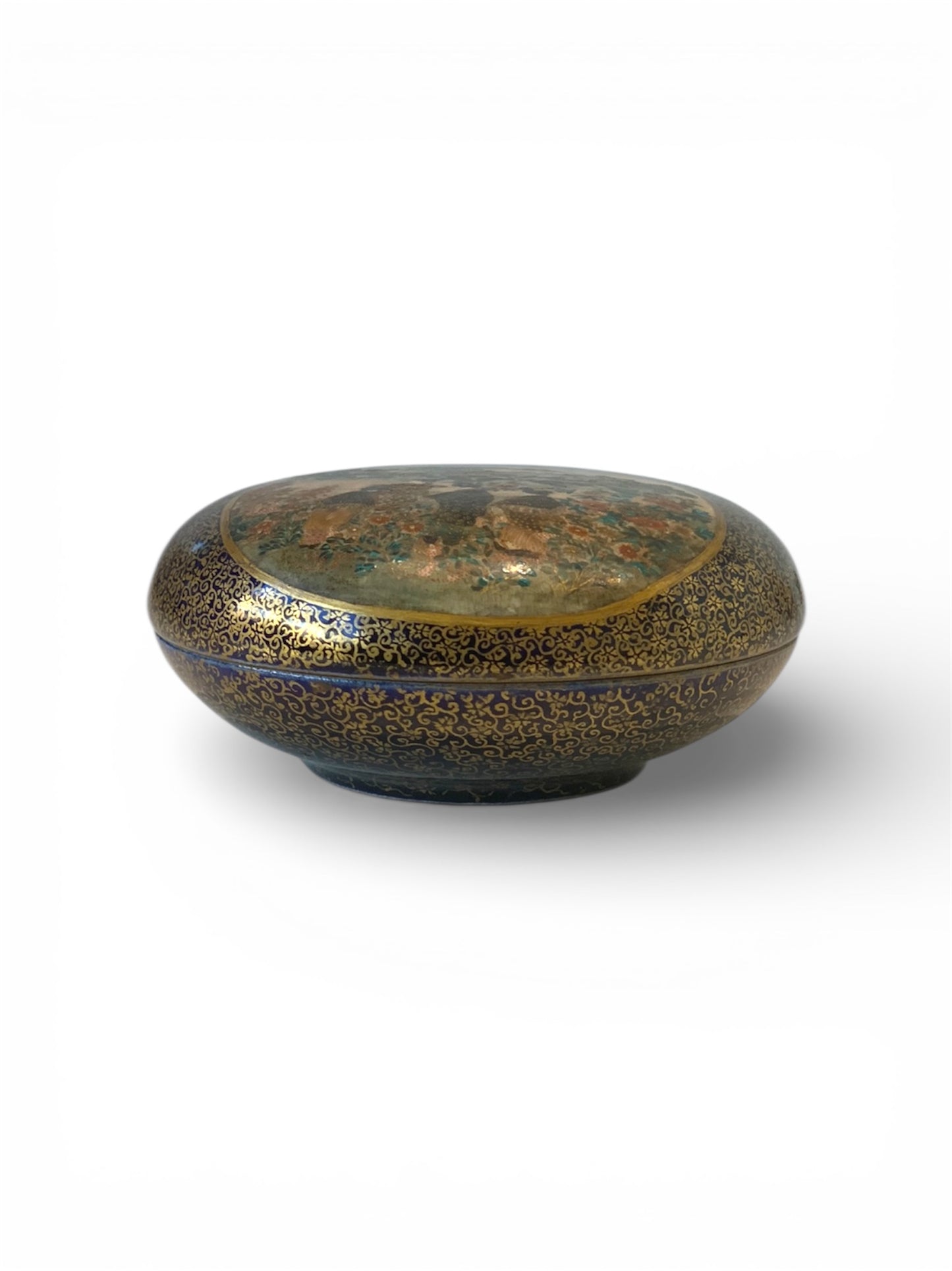 Satsuma earthenware kogo (incense box) and cover
Signed: Kyoto Tōjiki Gōshigaisha-zō, Kansan