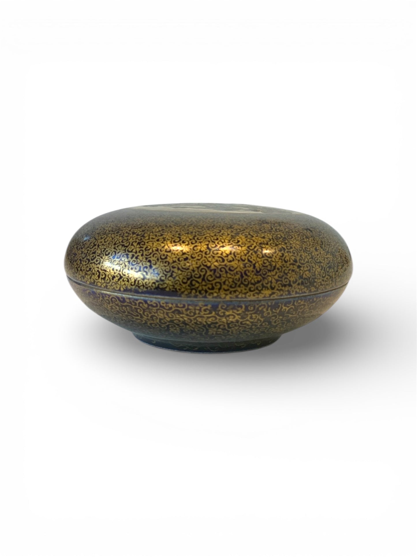 Satsuma earthenware kogo (incense box) and cover
Signed: Kyoto Tōjiki Gōshigaisha-zō, Kansan