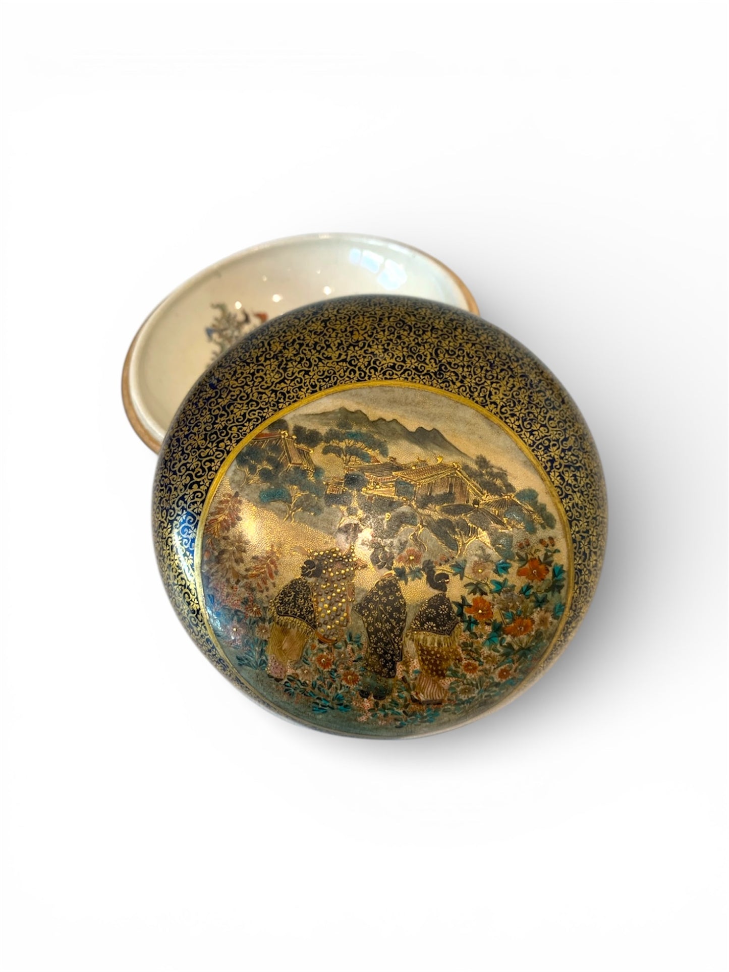 Satsuma earthenware kogo (incense box) and cover
Signed: Kyoto Tōjiki Gōshigaisha-zō, Kansan