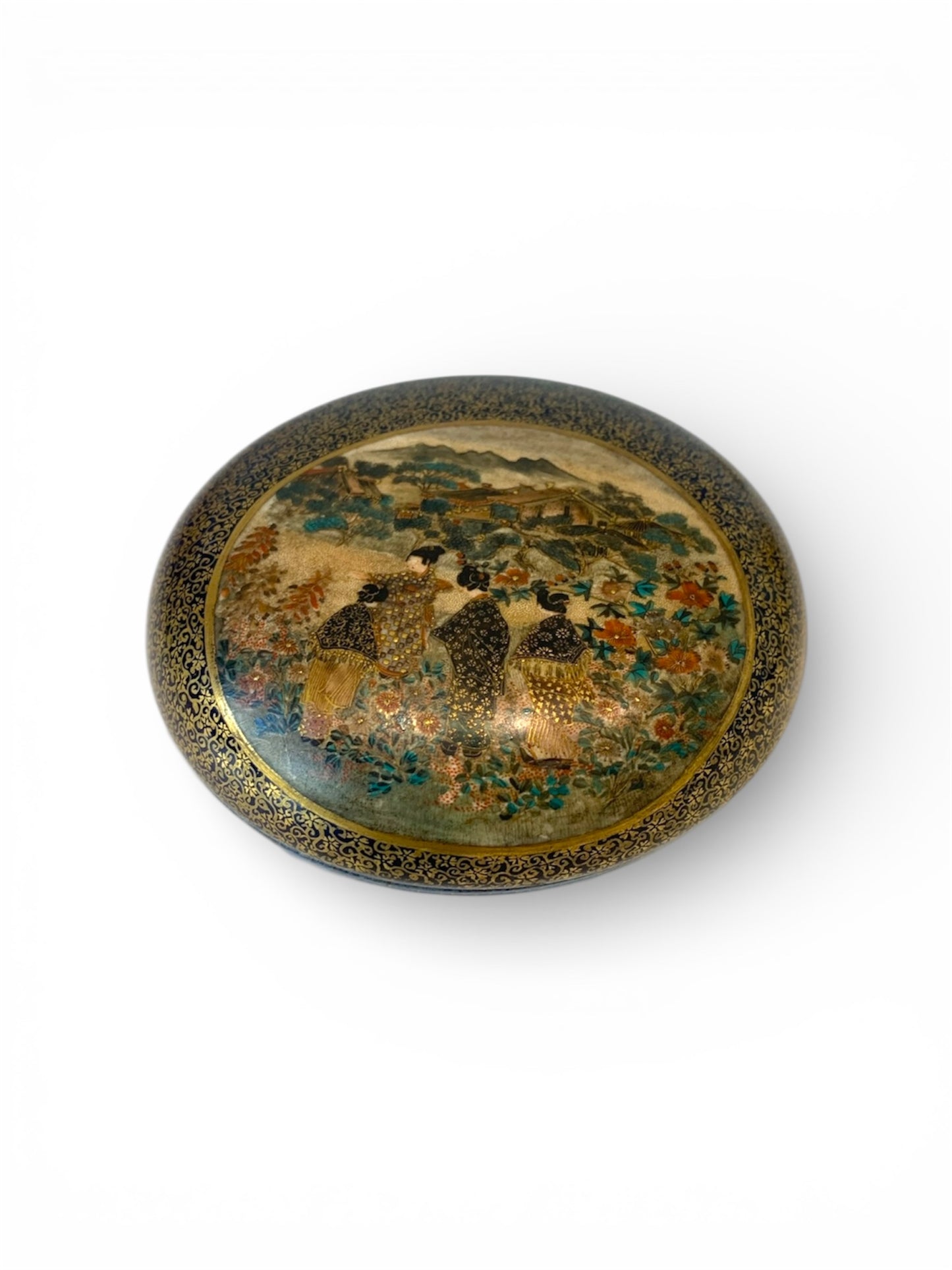 Satsuma earthenware kogo (incense box) and cover
Signed: Kyoto Tōjiki Gōshigaisha-zō, Kansan