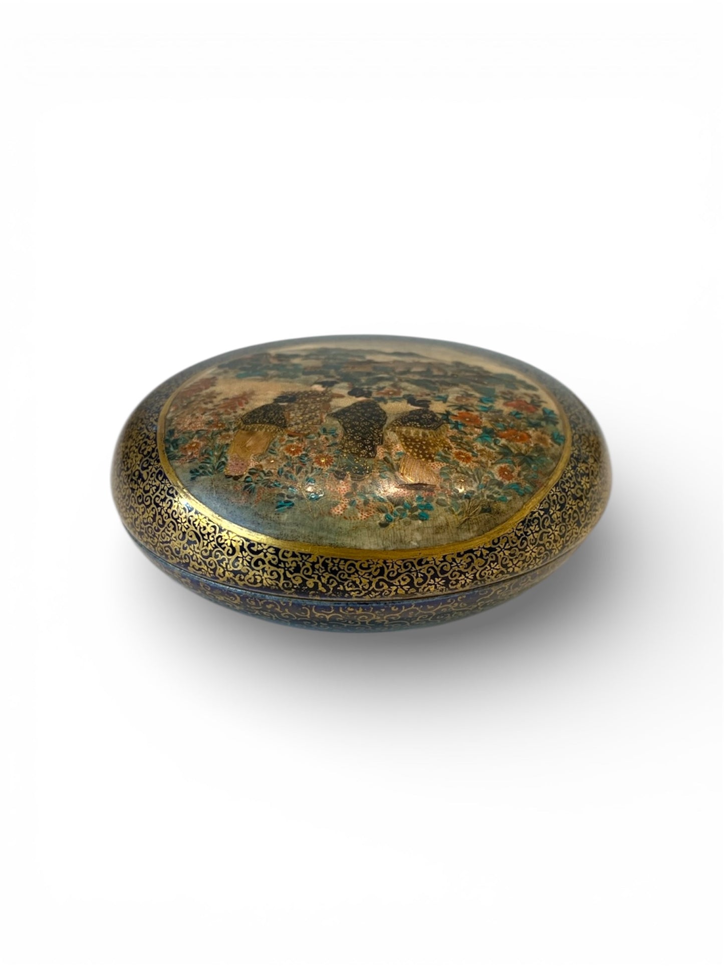 Satsuma earthenware kogo (incense box) and cover
Signed: Kyoto Tōjiki Gōshigaisha-zō, Kansan
